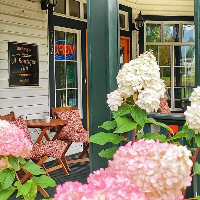 Courthouse Inn Revelstoke Bagian luar foto