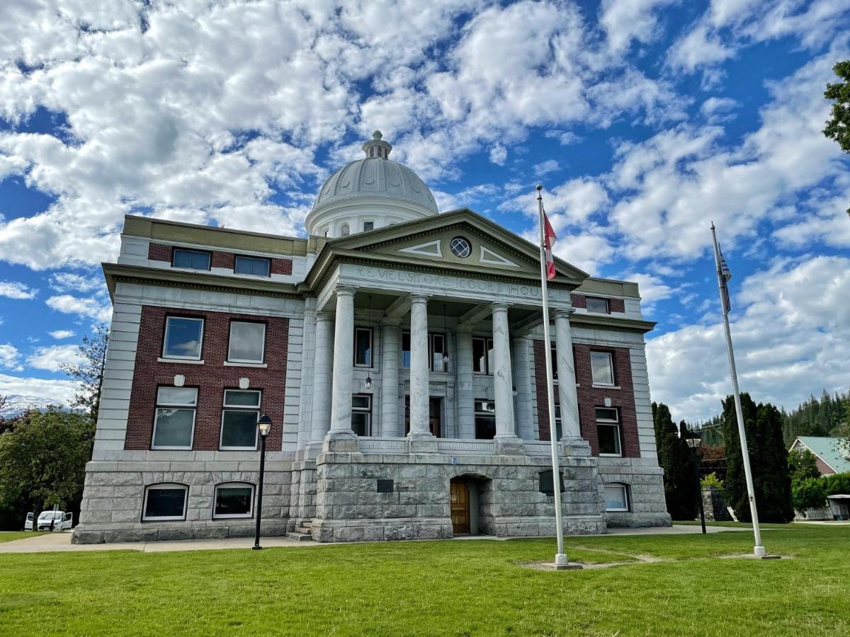 Courthouse Inn Revelstoke Bagian luar foto