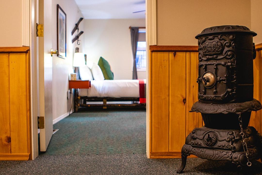 Courthouse Inn Revelstoke Bagian luar foto