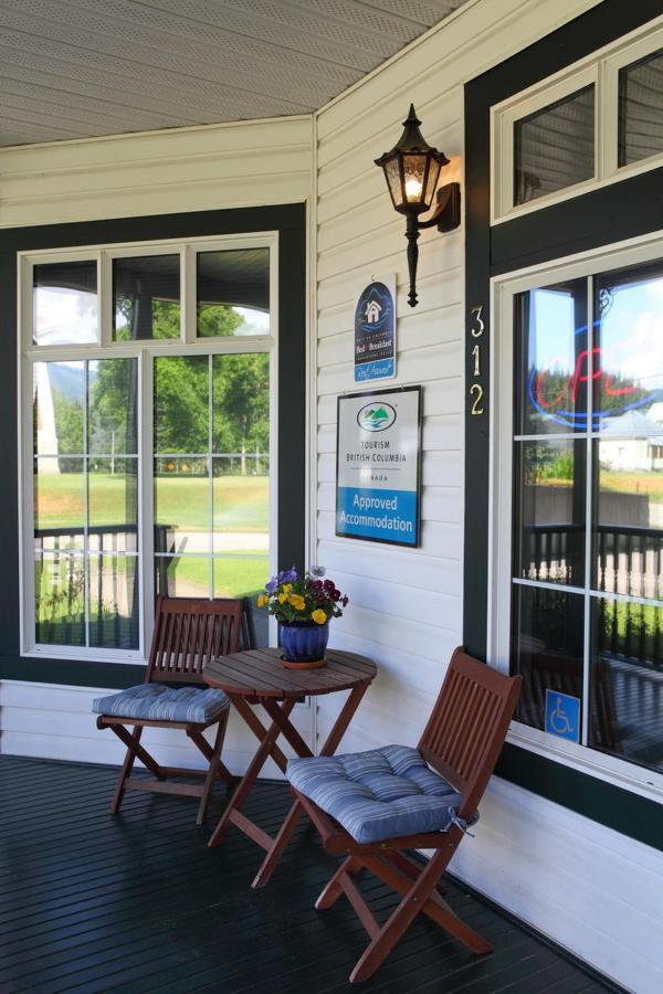 Courthouse Inn Revelstoke Bagian luar foto